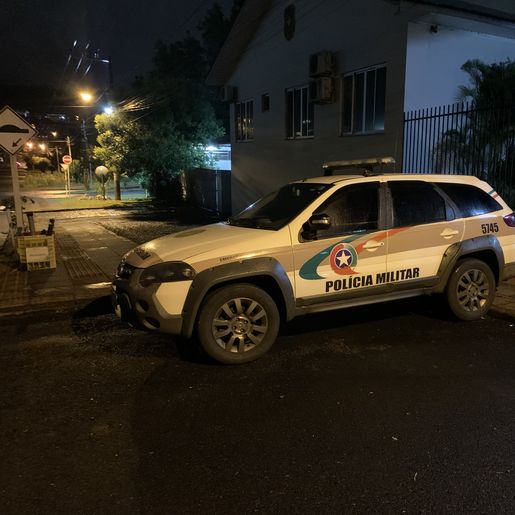Motorista embriagado bate em carro estacionado, foge e acaba preso em SMOeste 