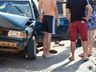 VÍDEO: condutor embriagado bate em três carros estacionados e em residência 