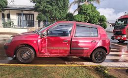 Condutora fica ferida em colisão entre carro e ônibus escolar no centro de Campo Erê 