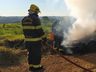 Veículo é destruído por incêndio no interior