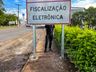 Placa instalada em calçada dificulta passagem de pedestres em SMO