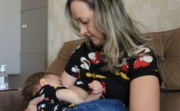 Criança catarinense adquire anticorpos contra o coronavírus pela amamentação