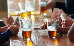 PM flagra aglomeração de pessoas jogando baralho e tomando cerveja em SMO