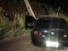 Condutor perde controle e colide carro em poste em São Miguel do Oeste