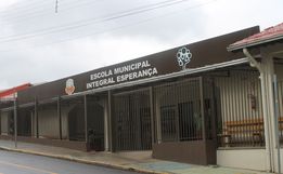 Escola promove palestras para combater uso excessivo de telas por crianças