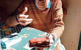 Sem energia, gaúchos recorrem a rádio de pilha para receber informações sobre a tragédia