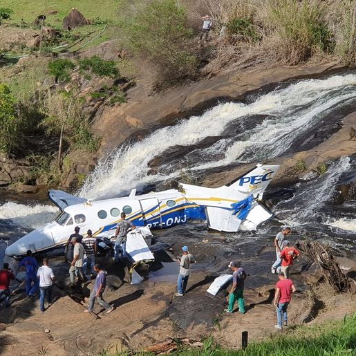 Avião que levava Marília Mendonça cai perto de cachoeira em MG
