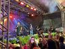 Mesmo com chuva, público lota espaço de shows para ver Marcos e Belutti