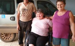 Pai cria equipamento para facilitar a locomoção da filha cadeirante em Princesa 