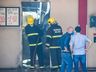 Bombeiros trabalham no rescaldo do incêndio no Super Vipi Center