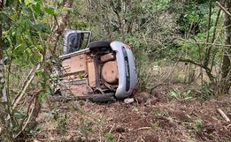 Carro sai da pista cai de ribanceira e fica preso em árvores na BR-282 em Iraceminha