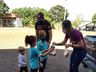 Grupo de voluntários realiza entrega de cestas de páscoa