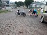 Calçamento solto causa acidente em São Miguel do Oeste