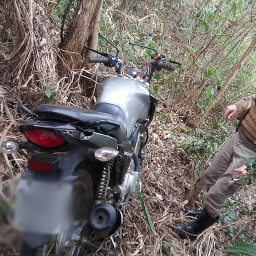 Motociclista de 20 anos fica gravemente ferido em colisão contra carro