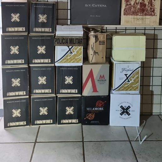 PM apreende 110 garrafas de vinho argentino em abordagem na BR-163, em Dionísio Cerqueira