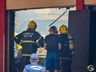 Bombeiros trabalham no rescaldo do incêndio no Super Vipi Center