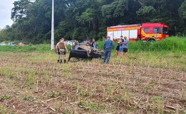 Duas pessoas ficam feridas em saída de pista em São José do Cedro