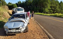 Colisão entre carro e caminhão deixa motorista levemente ferida