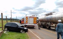 Gestante sofre ferimentos em colisão entre carro e caminhão 
