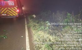 Motociclista de 47 anos fica ferido em saída de pista na SC-305