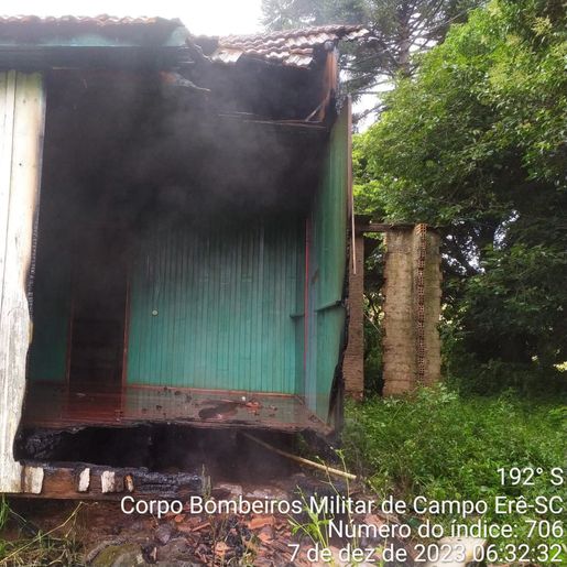 Incêndio em casa desocupada mobiliza bombeiros