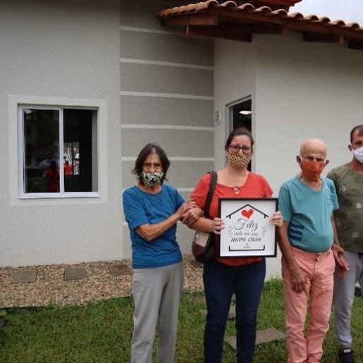 Idoso que tentou salvar casa de incêndio com pote de sorvete ganha novo lar