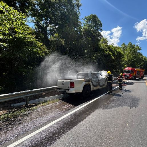 Caminhonete pega fogo no interior de Cunha Porã
