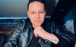 Cantor da banda Os Atuais, segue internado em estado grave, mas apresenta "leve melhora"