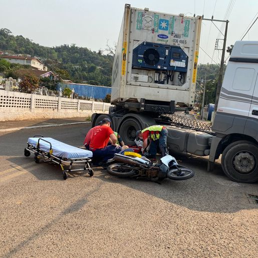 Mulher fica ferida ao colidir motocicleta em carreta em Itapiranga