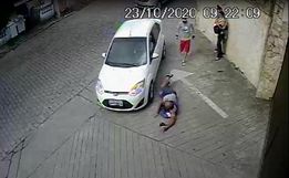 VÍDEO: Ladrão é atropelado, amarrado e agredido após roubo em SC