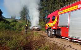 Carro é consumido por incêndio em Guarujá do Sul 