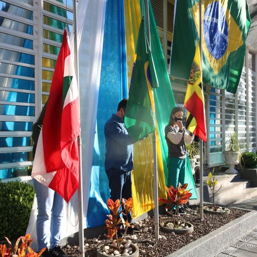 Alvorada Festiva marca início da semana cívica