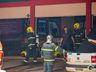 Bombeiros trabalham no rescaldo do incêndio no Super Vipi Center