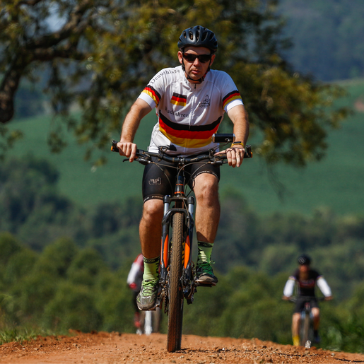 Rota Germânica de cicloturismo reúne atletas de 16 cidades