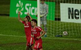 Com três de Galhardo, Inter goleia o Aimoré e assume a liderança do Gauchão