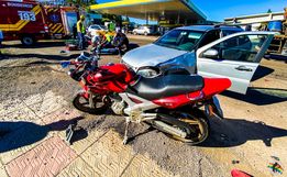 VÍDEO: colisão entre carro e moto deixa dois feridos na Willy Barth