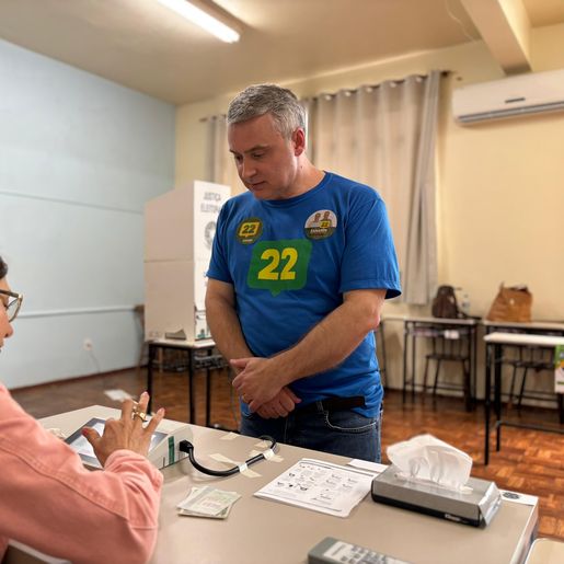 Candidato a prefeito, Edenilson Zanardi, vota na escola La Salle 