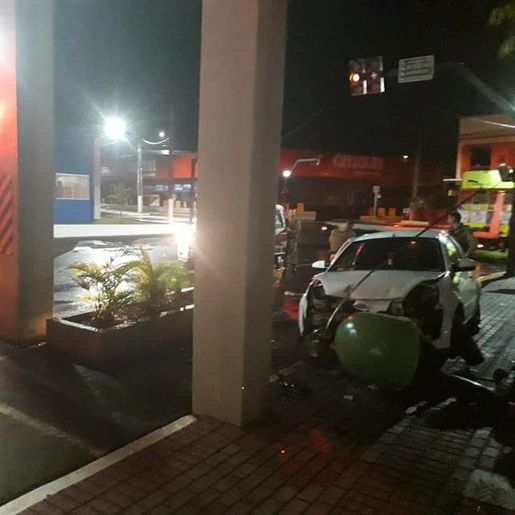 Motorista embriagada colide carro em orelhão telefônico no centro da cidade