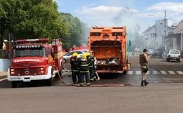 Caminhão de recolha de lixo é atingido por incêndio