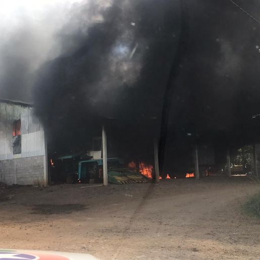 Incêndio de grandes proporções atinge galpão com maquinários no interior