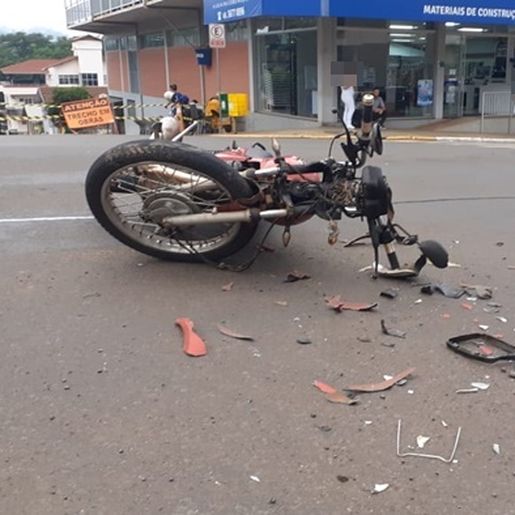 Jovem fica ferido em colisão entre carro e moto no centro de Itapiranga