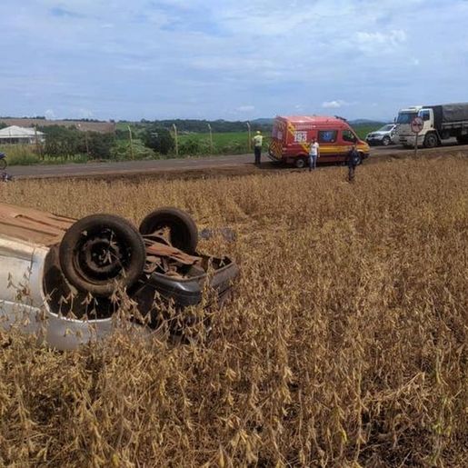 Carro com gêmeos capota em lavoura e um deles morre em SC