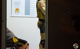 Polícia Militar prende dois homens por tráfico de drogas em SMOeste; Assista