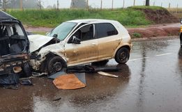 Colisão entre veículos deixa motorista presa as ferragens na SC-160 