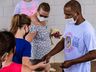 Crianças recebem presentes do Natal Solidário em São Miguel do Oeste