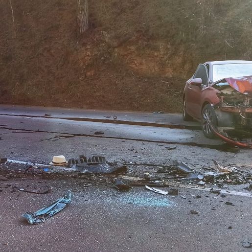 Colisão frontal entre carros deixa um homem morto e outro ferido na BR-282 