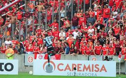 Grêmio domina, goleia o Inter e vence o Gre-Nal no Beira-Rio