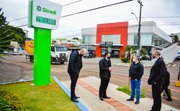 Sicredi entrega medidor de temperatura e relógio digital