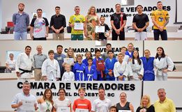 Câmara de São Miguel do Oeste homenageia atletas de destaque no badminton, judô e kickboxing