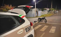 Motociclista é flagrado sem capacete e tenta fugir da Polícia Militar, em SMOeste 